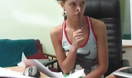無力のために働くことを止める無力なので、彼女の自尊心を高めるためにディルドを女性に身に着けていました 無料 av 女性 向け