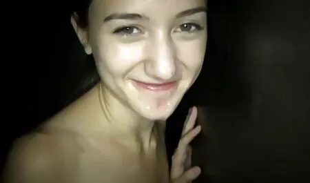 自然の中で、二人の男は妻を交換し、一つはマットレスの上に女性をかじる、そしてテントの中で第二 女性 用 の エロ 動画