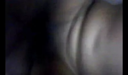 彼の謙虚さを失い、勇敢に彼のシャツを引っ張った古い写真家は、若い女性が彼女の胸の写真を撮ったように h 女性 向け 動画