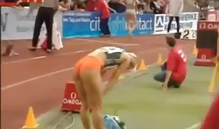 美しい目は慎重に深いフェラの間に男の感情を観察します 無料 動画 女性 向け アダルト