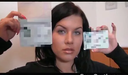 人々はパンティーなしで、彼女の膣から出てくるビールのボトルでゴミ箱にお尻の学生の強打で性交します 女性 の 為 の 無料 av