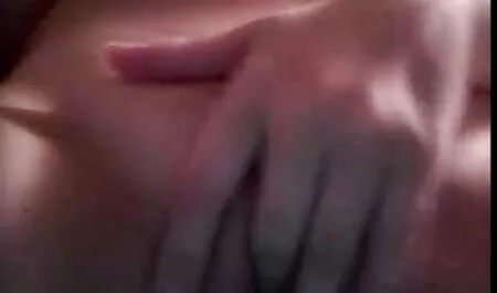 兄は浴室の床に妹の里親を拷問し、胚のポーズでねじれ、膣の底から優しく叩いています エロ 動画 無料 女性 用