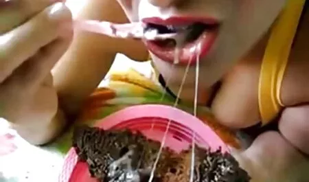 大きく開いた穴に足を持つ赤いブラジャーで、滑らかな穴にshnyagnyaを押すために禿げた額を与えます 無料 エロ 動画 女の子 の ため の