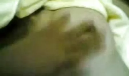 乾燥したトウモロコシの穂軸が付いている浴室の暗い皮を剥がれた茶色の寄生虫 女子 の 為 の アダルト 動画