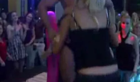 彼は慎重に嗅いで彼のパンティーでハンサムな息子をキャッチし、彼のズボンを脱ぐために強制し始めた 女子 用 アダルト 動画