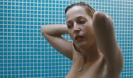 女性は小さなものをオンにするためにトイレに行くが、中に手足を持つ壁に穴を見て、彼をファックします 女性 av シルクラボ