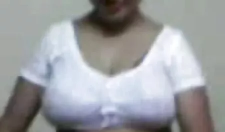 赤いホイッスルは、寝室で数年前の少女を反映しています 女性 専用 無料 アダルト 動画