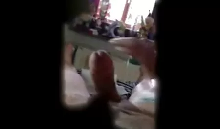 男の肩でヌードタイのイベントピンクの夜と観客の群衆の中に水の噴水で終わる アダルト 無料 女性 専用