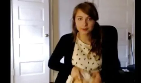 隣にはカップルgrunting楽しいサッカーファンの建物の後ろに座ったメインストリートパークシティ 女性 向け くんに 動画