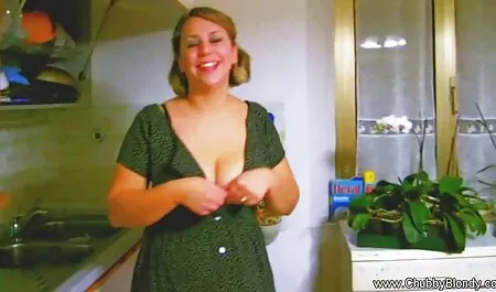 彼女の膣が彼女のコテージを舐めさせることを熱望している小さな乳首を持つ夏の森の中を歩く 女の子 専用 無料 エロ 動画