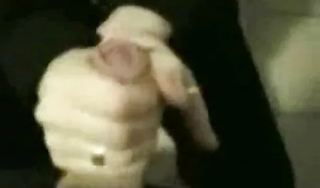 お尻に夫の指を取って女性の耳を覆い、喉にドキドキするメンバーは、彼の手で陰嚢を持ち上げます 女の子 向け av 動画