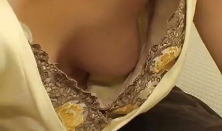 パンツのないシャツでアマチュアストリップショーと彼女の夫の膝の叫び声を短くします 女の子 の ため の sex 動画