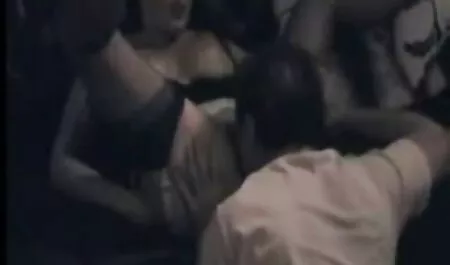 バックルームに双子を引っ張って、毛むくじゃらの陰茎の両側を引っ張ってガスポンプ労働者。 女性 用 av 無料 動画