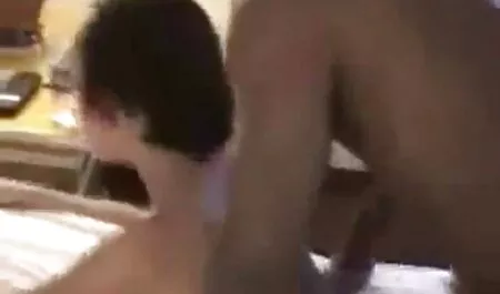 パンツを通してBonerは鶏が厚く、彼女のはげ唇の優しい愛撫でこのひよこを押しました エロ 動画 女 向け