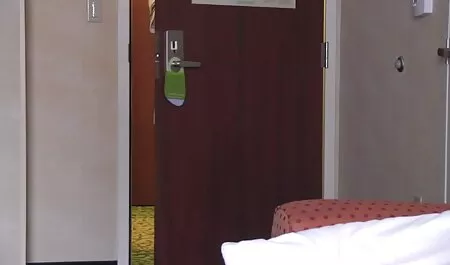 彼は彼女がロッカーで塩のためにはしごを登るのを助けたとき、男はお尻に彼の友人の母親を刺します 女性 むけ 無料 動画