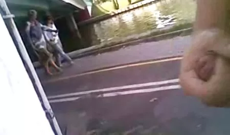 彼女は彼女のパンティーを脱いで、湾曲したペニスで男性を自慰行為せずにピンクのクリトリスを撫でた エロ 動画 女性 向け バイブ