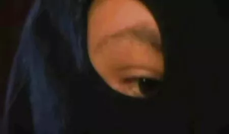 二段ベッドで夜の真ん中で、男はパジャマで友人の妹をファックし、スタンド 女性 用 無料 av