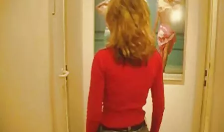 彼は首を取ってペニスに口を置き、フェラをして膣を吹き飛ばすことを余儀なくされました 無料 女性 向け av