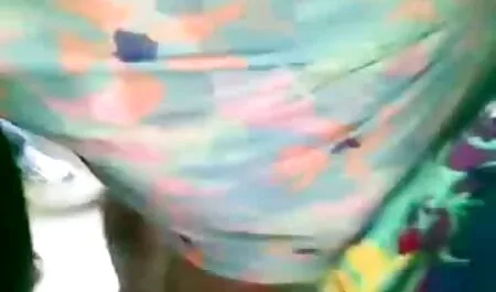 女の子とおっぱい膣と若い赤い膣stroking自分自身に分離豪華なソファの上に 女性 専用 セックス 無料 動画