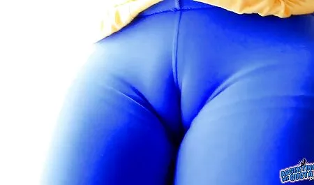 村のコテージでは、太陽の光の下で別の男の妻を見ている浮浪者が、足を肩に上げてベルベットの穴に突っ込んでいる 女性 の ため の 無料 アダルト ビデオ