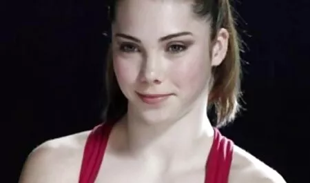 彼は熟女の癌の上に座っている穴の穴を狙って、それを穴の奥深くに押し込んだ エロ 動画 女性 用