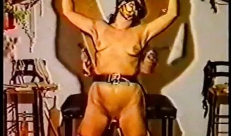 農村古いポーランドの女性は彼女のパンティーでジョージア州の皮膚を指し、小麦畑で性交する 無料 シルクラボ