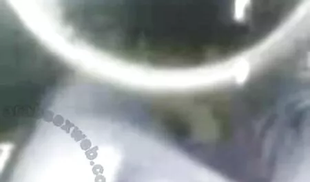 農民の女の子にキスするPaunchy牧師は、膣に入り、彼女の性器で濡れたガレージを開き、正面玄関を押します 女性 の 為 の エッチ な 動画