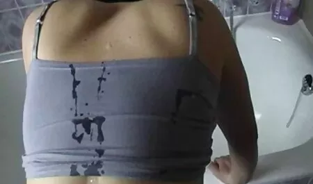 黒人男性は森の中でロシアの鶏を汚し、湖で撃ち、200ユーロを支払う 女 用 の エロ 動画
