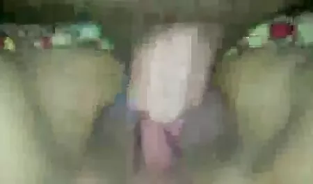 女の子が快適に傾いている間、彼女の足の下に今十分な手足がありません エロ 動画 女子 向け