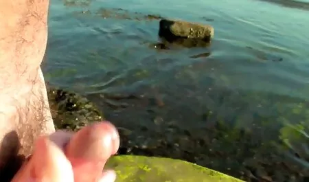 彼はダンサーのショートパンツに油を注ぎ、第五の点で穴を引き裂いた エロ 動画 女性 向け 無料