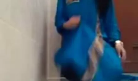 それに乗って赤毛の女性のロールの間に赤い鶏pendyurilシャツの男 アダルト 動画 女性 向き
